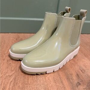 Women’s green waterproof boots size 7